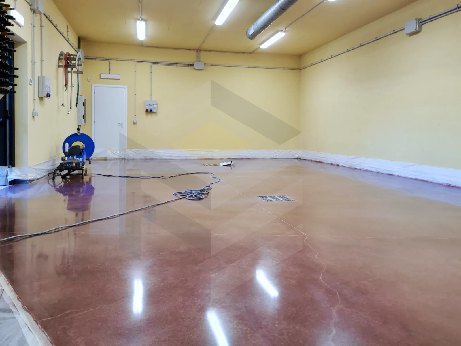 pavimento in cemento industriale restaurato e lucidato
