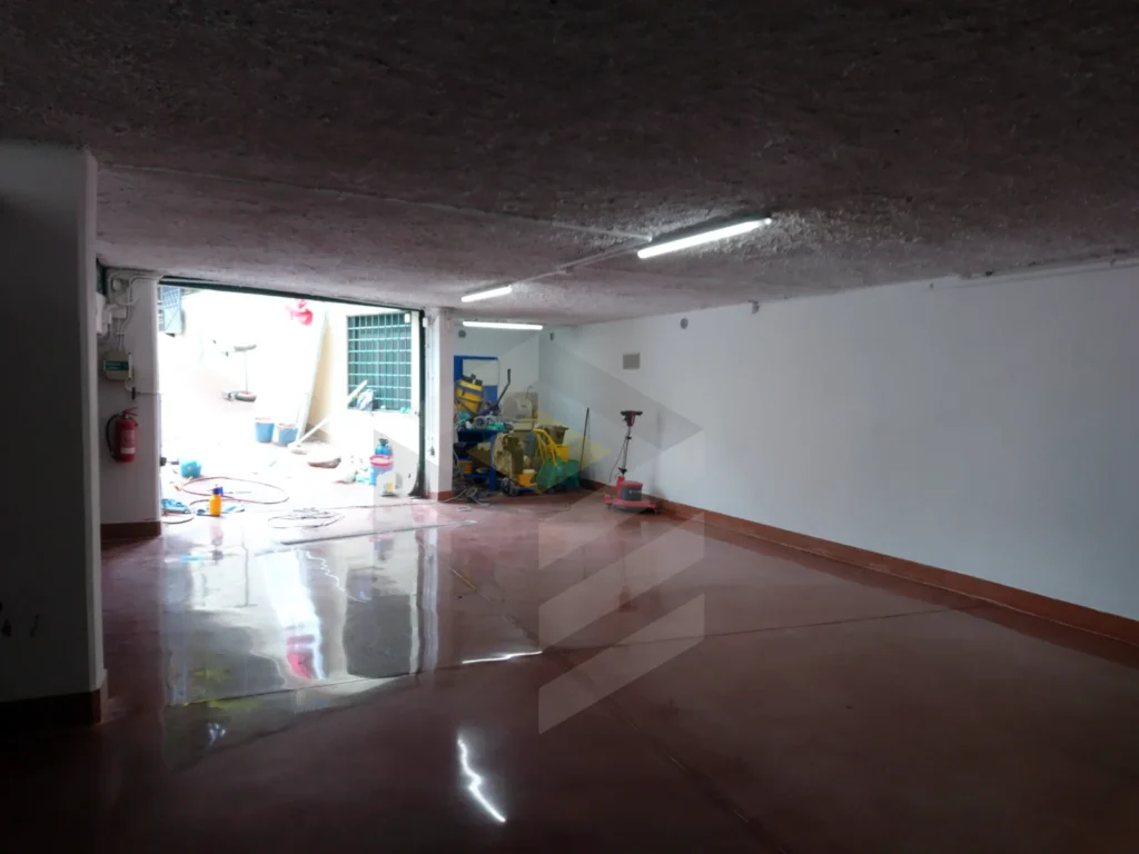 lucidatura cemento in un garage