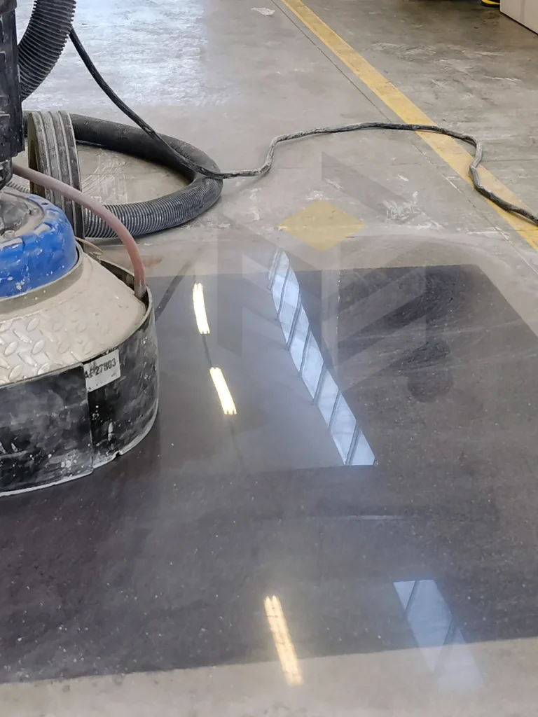 Pavimento in cemento colorato e lucidato
