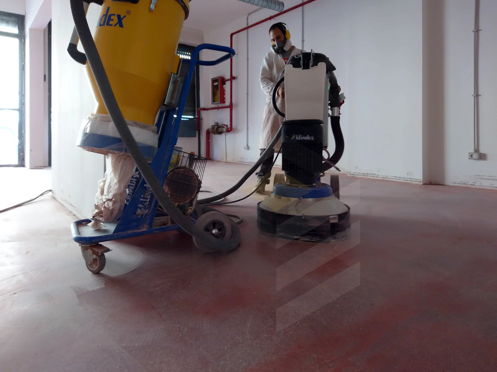 levigatura fino a grana fine di un pavimento industriale in cemento